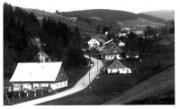 Fotografováno z dolní části Velké Zdobnice - vpravo budovy pily Schmidt, budova pošty (dnešní OÚ) - okolo r. 1940